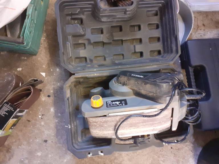 Titan 900W  belt sander. 
