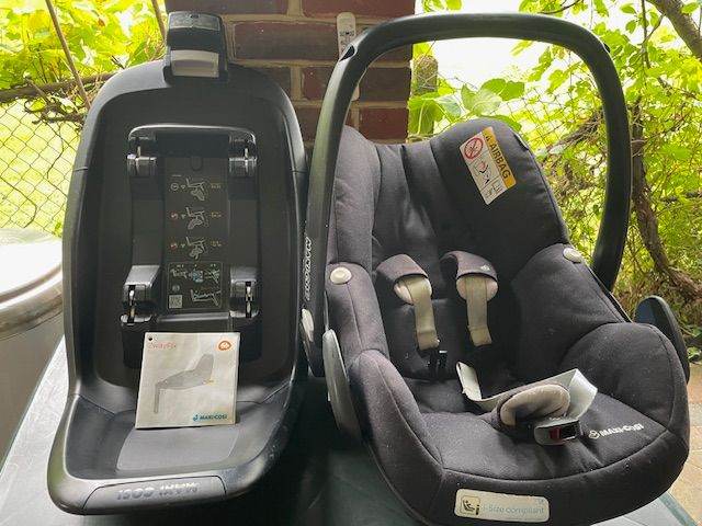 Maxi Cosi Pebble Plus Baby Car Seat and 2 x isofix base for convenience