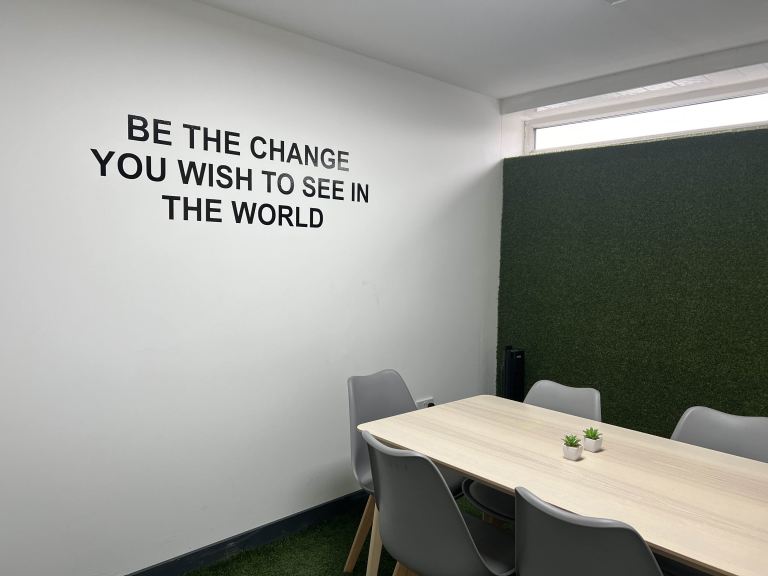 Leeds - LS286LE \ Private Office with 4 Desks