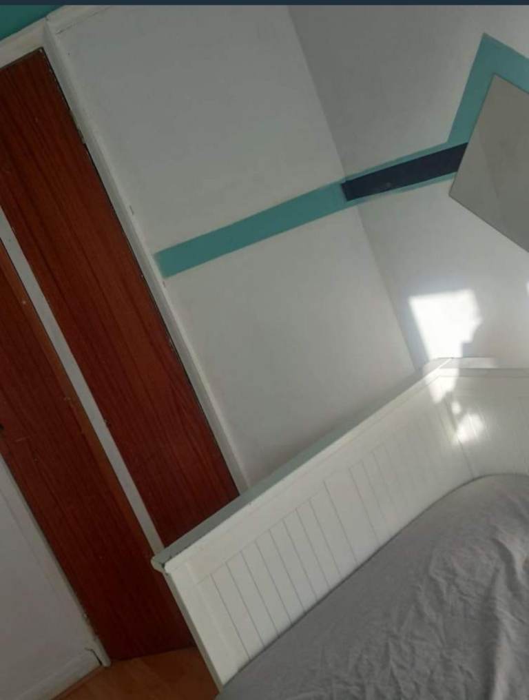 Small room with shared garden, kitchen and a big driveway, near the Station & mayday hospital.