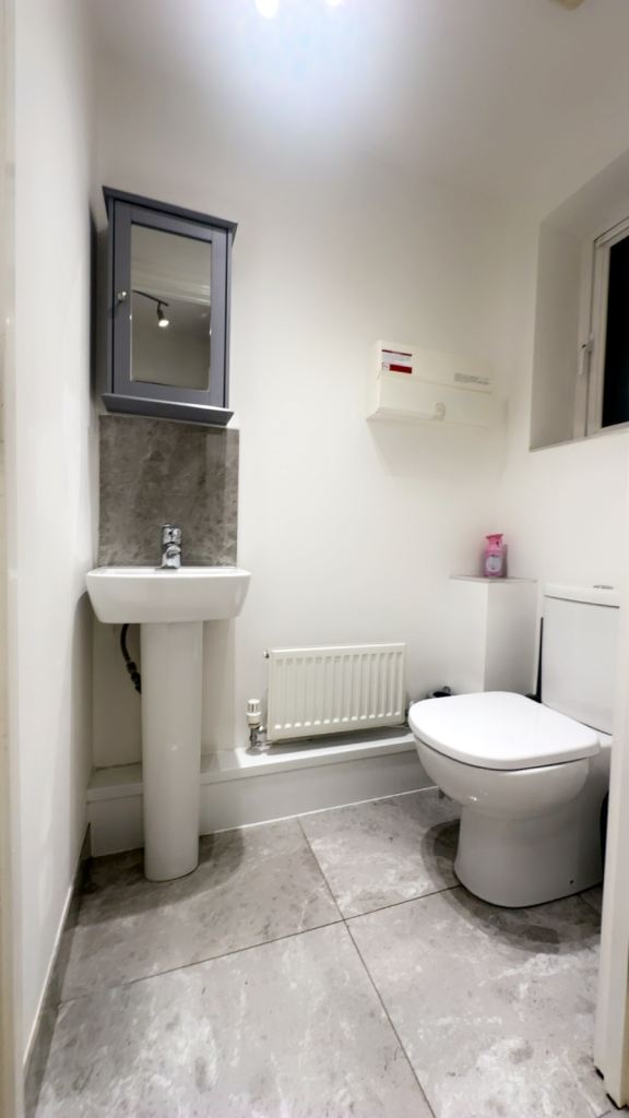 Freshly Refurbished House - Private Rd - Parking Bays