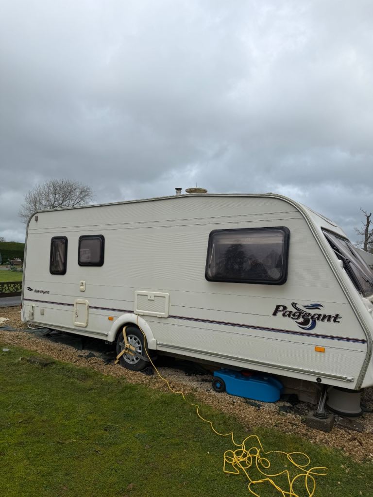 2004 Bailey Pageant Auvergne single axel touring caravan 5 berth