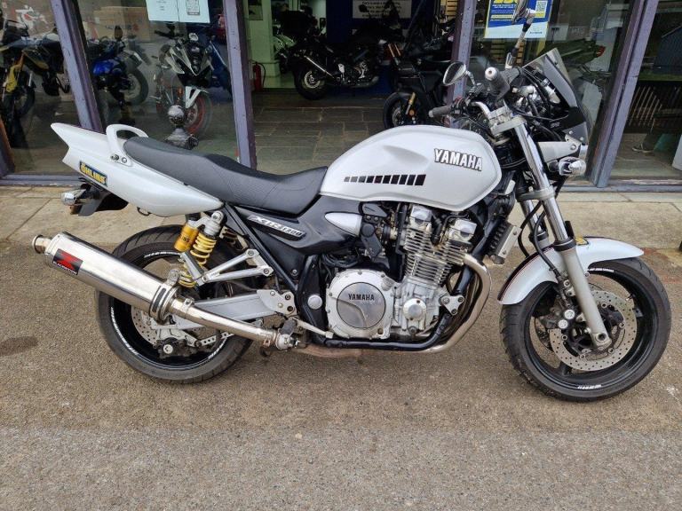 YAMAHA XJR 1300 IN WHITE