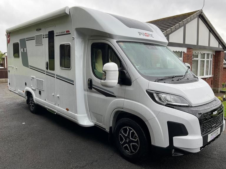 Pilote P740FC Expression rear island bed 4 berth/belt Automatic Motorhome