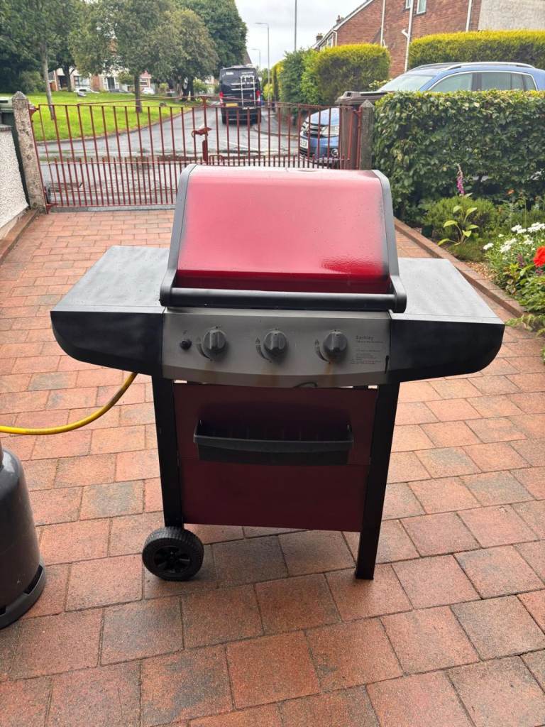 3 burner gas BBQ For sale with full Gas bottle.