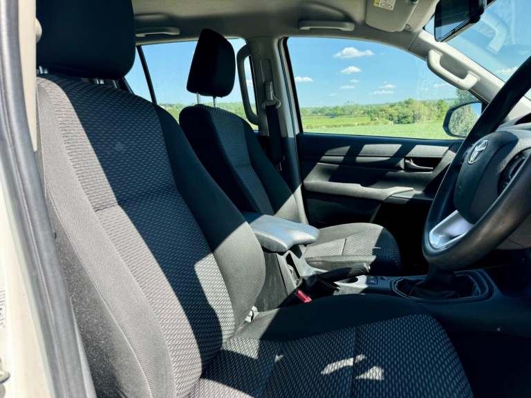 TOYOTA HILUX 2.4 D-4D Active UTILITY SPEC White Manual Diesel 2019 EURO 6
