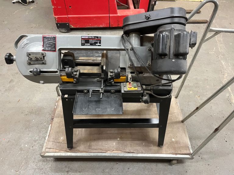 Swivel metal cutting band saw