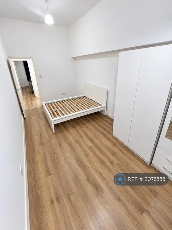 1 bedroom flat in Eglinton Hill, London, SE18 (1 bed) (#3076888)