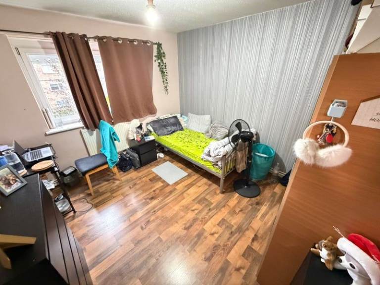 CLEAN DOUBLE ROOM IN POPLAR - ALL INCLUSIVE 🌟