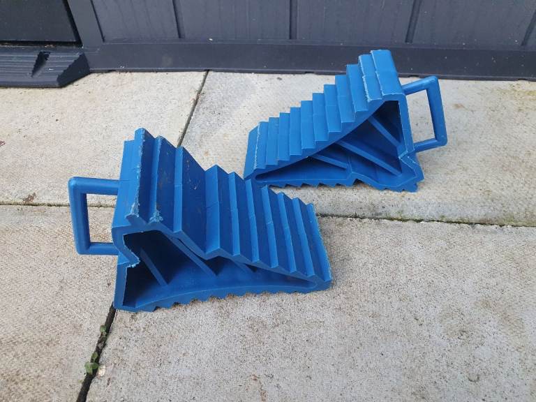 Trailer wheel chocks 