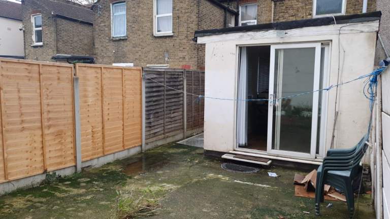 Stylish 1 Bedroom Ground Floor Flat with Private Garden, Cellar & Excellent Transport Links