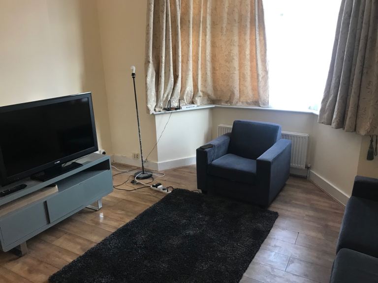 Room To let rent £500 - £700 per month all inclusive Ilford Barkingside Romford Chigwell