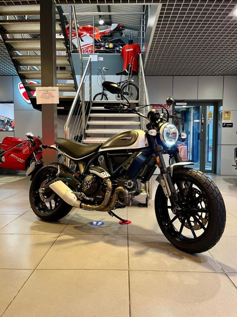 IMMACULATE DUCATI SCRAMBLER 800 ICON 2017 - 1400 MILES ONLY
