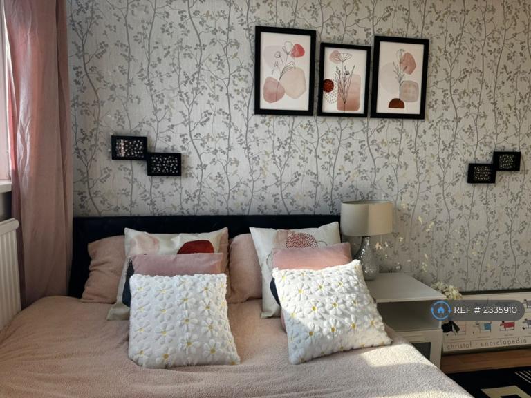 1 bedroom flat in Woking Close, London, SW15 (1 bed) (#2335910)