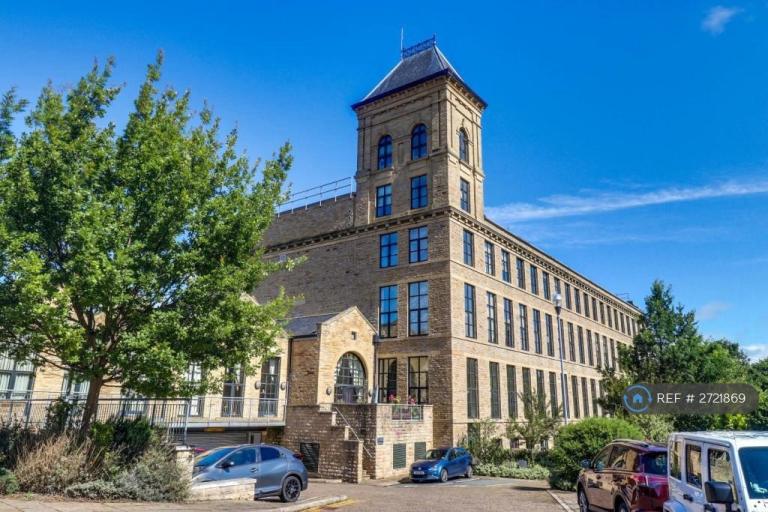 2 bedroom flat in Meadow Road, Bradford, BD10 (2 bed) (#2721869)