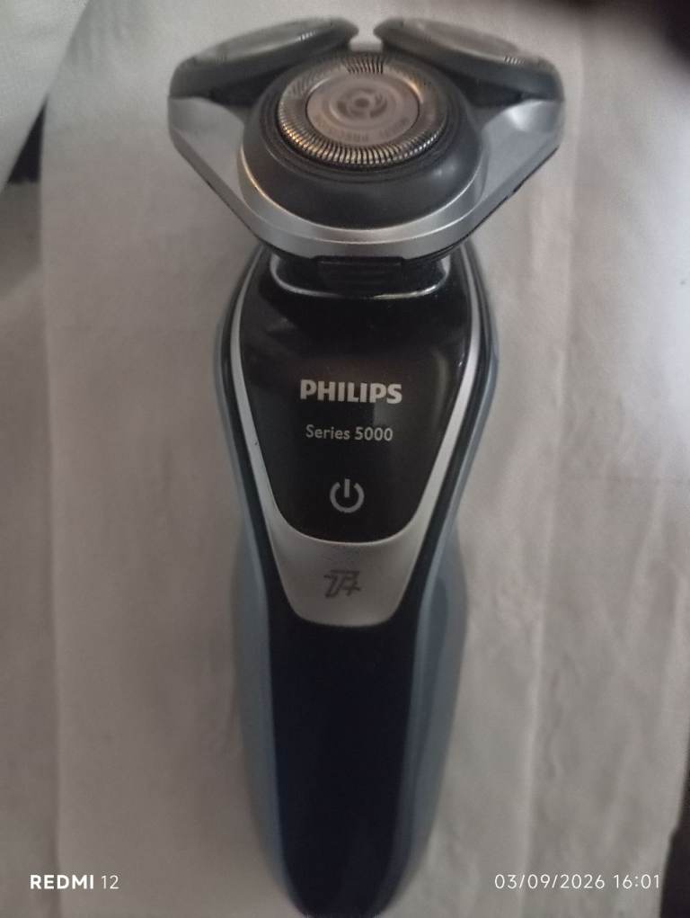 Philips Series 5000 Electric Shaver – Black, Good Condition