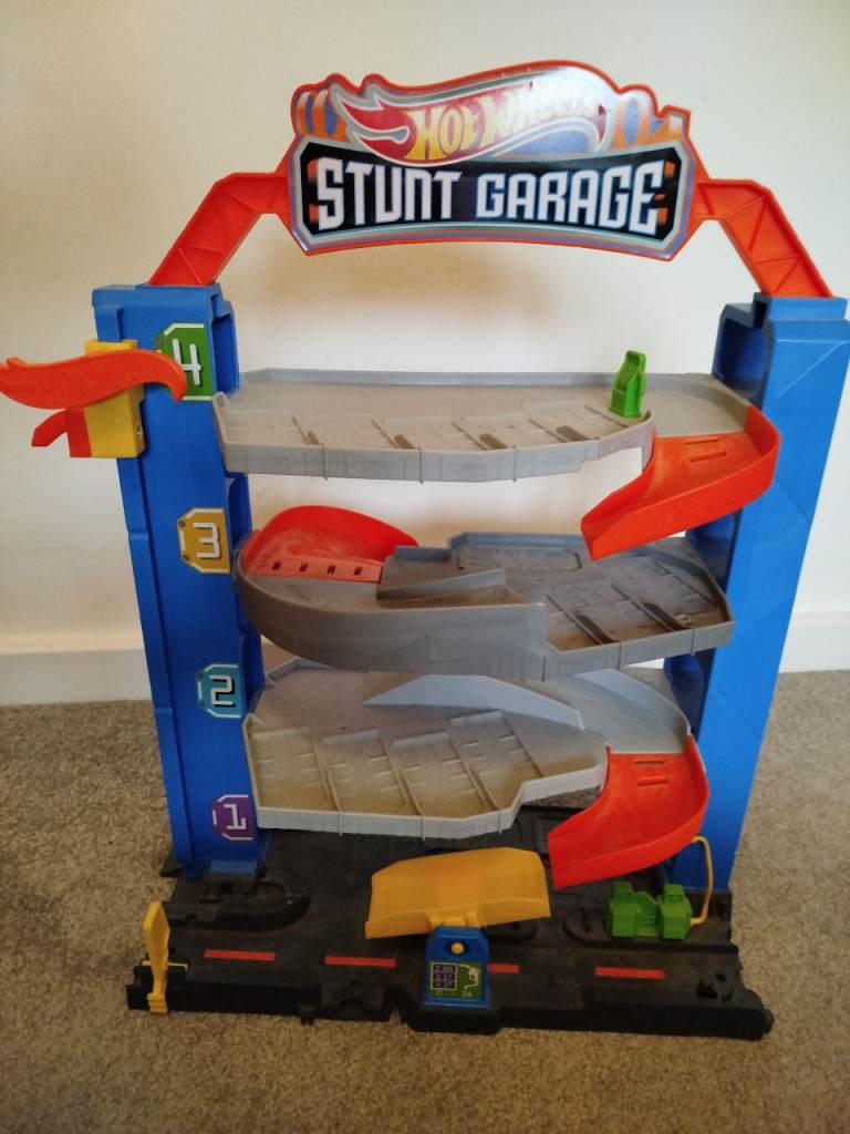 Hot wheels stunt garage