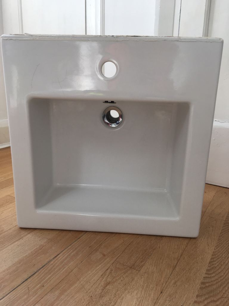 Bathroom basin / sink