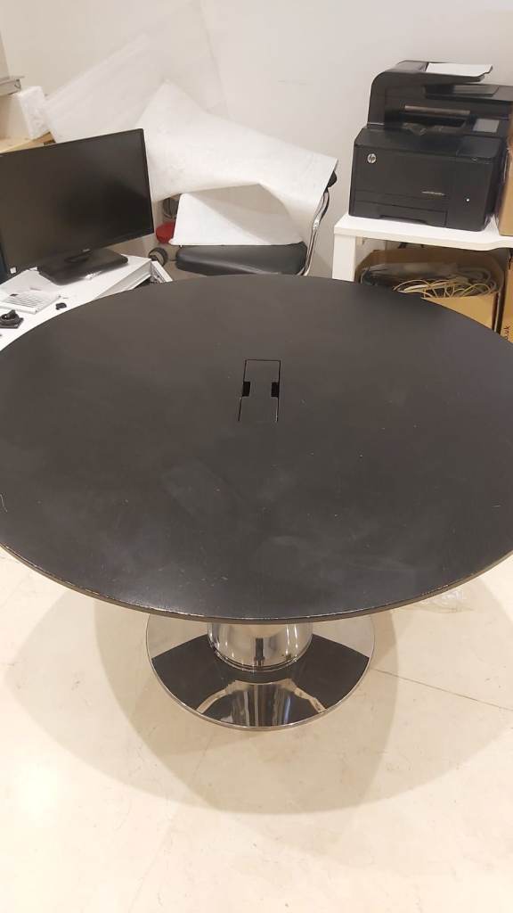 Round Black Meeting Table – Chrome Pedestal Base 