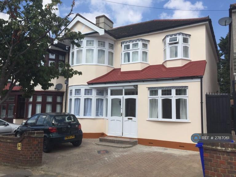 Studio flat in Fowey Avenue, Ilford, IG4 (#2787061)