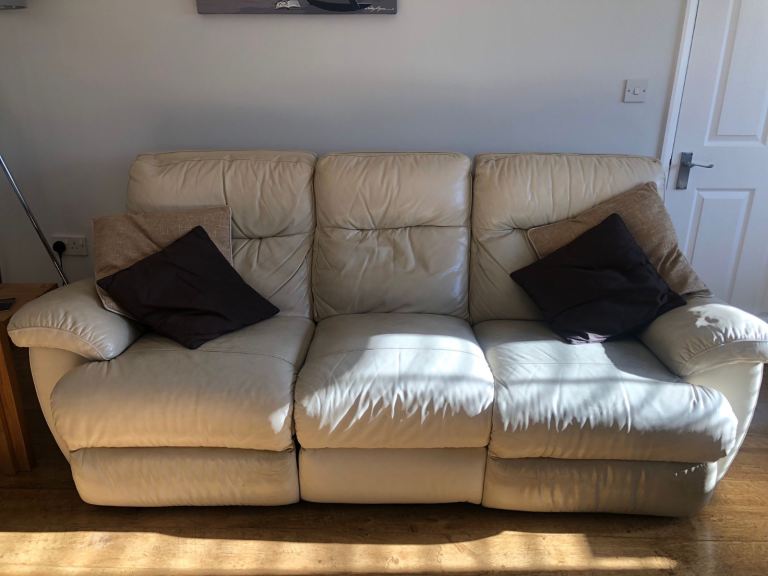 Cream leather sofa and 2 matching chairs. Manual recliners. 