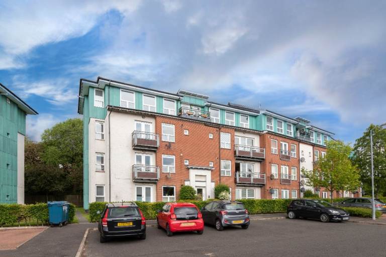 Beautiful Furnished 2-Bedroom Flat with 2 Bathrooms & Resident Parking – G13 (Anniesland)