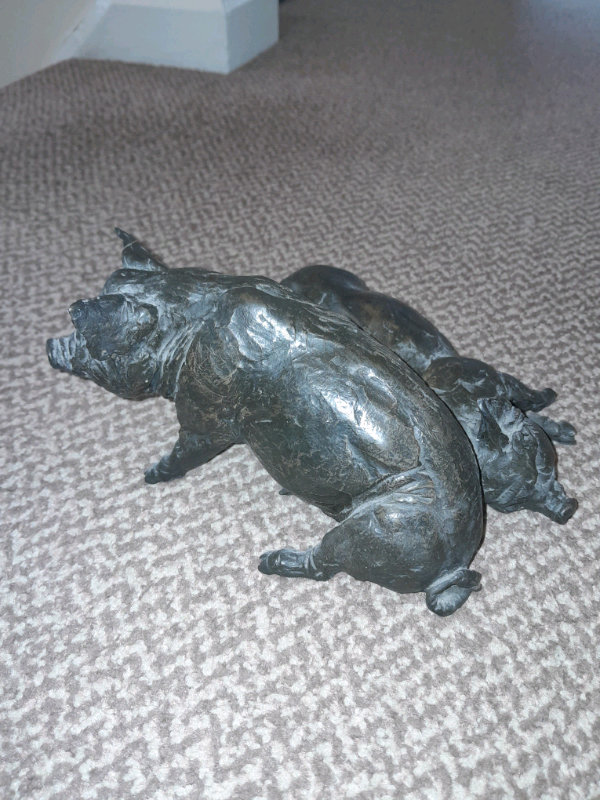 Bronze resin pigs