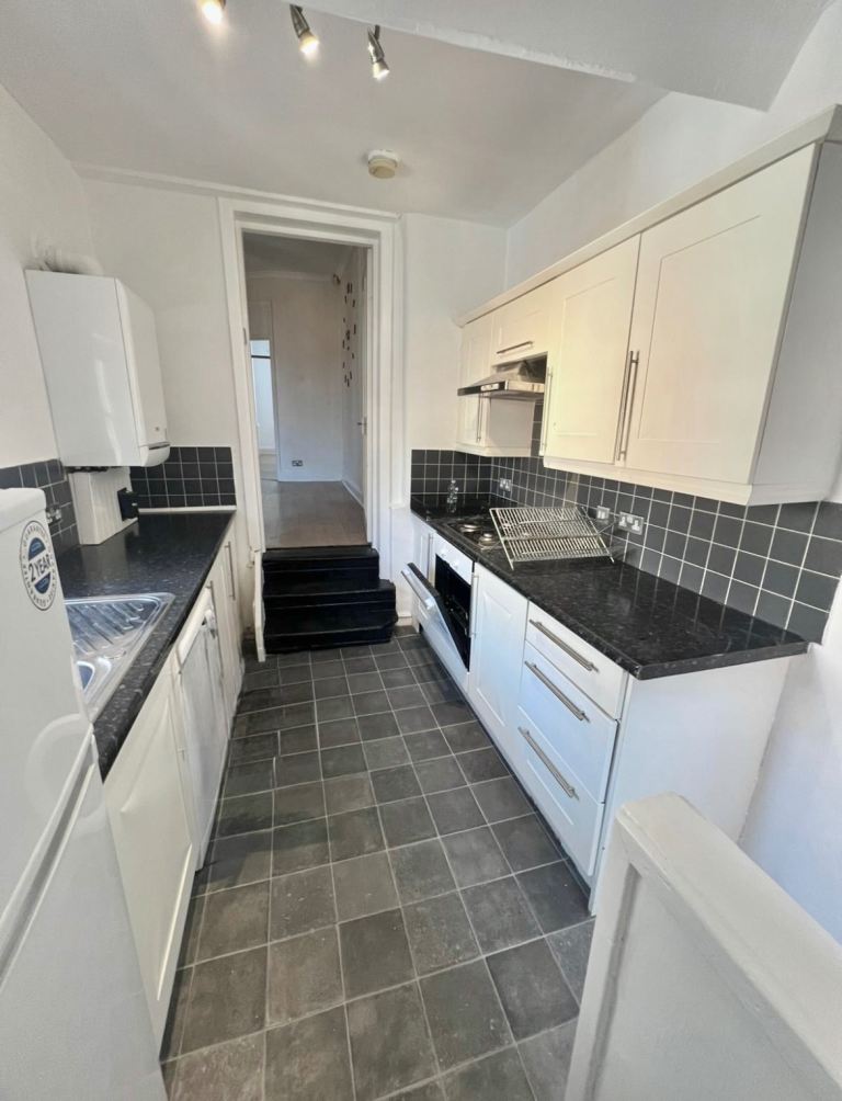 Delightful 2 bed upper flat in quiet street. Ready to move in