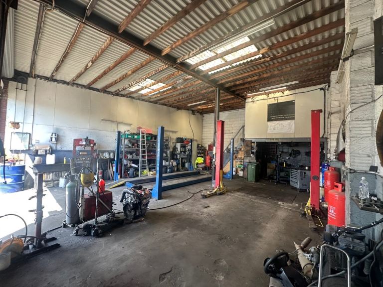 MECHANICS UNIT - WAREHOUSE - WORKSHOP - TO LET ON A13