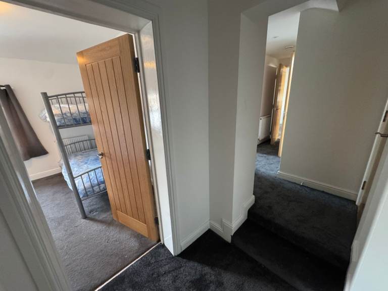 2 BEDROOM FLAT CAN BE FURNISHED, GREAT LOCATION CLOSE TO TOWN 