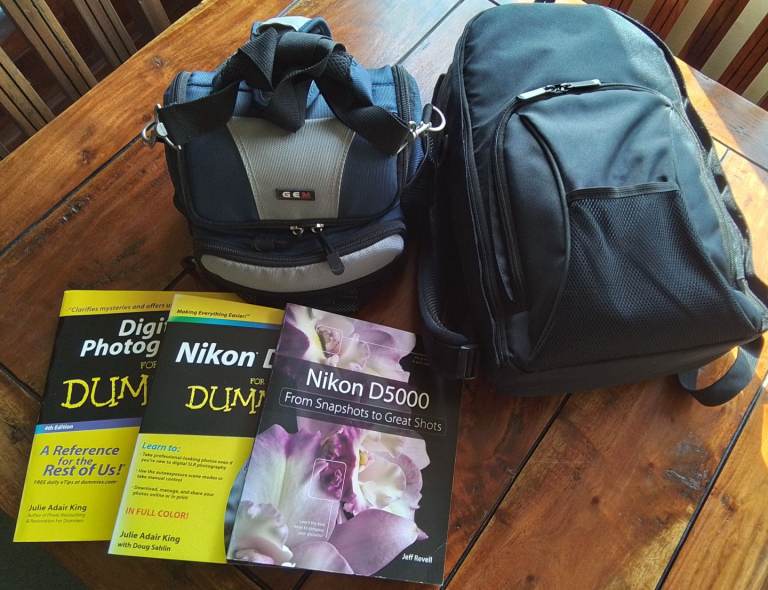 Nikon D5000 Digital SLR Camera with 18-55mm VR Lens Kit (12.3MP) 2.7 inch LCD with accessories 
