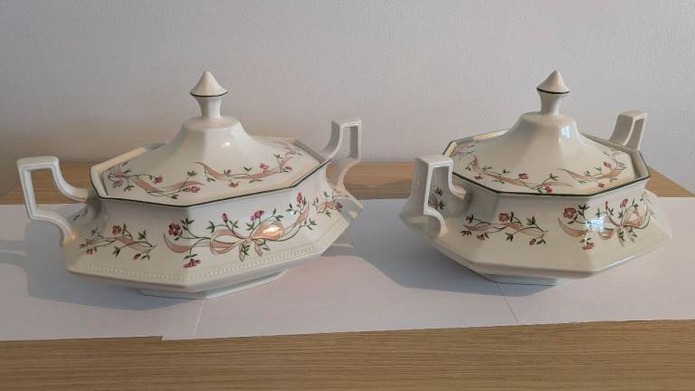 Eternal Beau : Pair of Tureen / vegetable serving dishes
