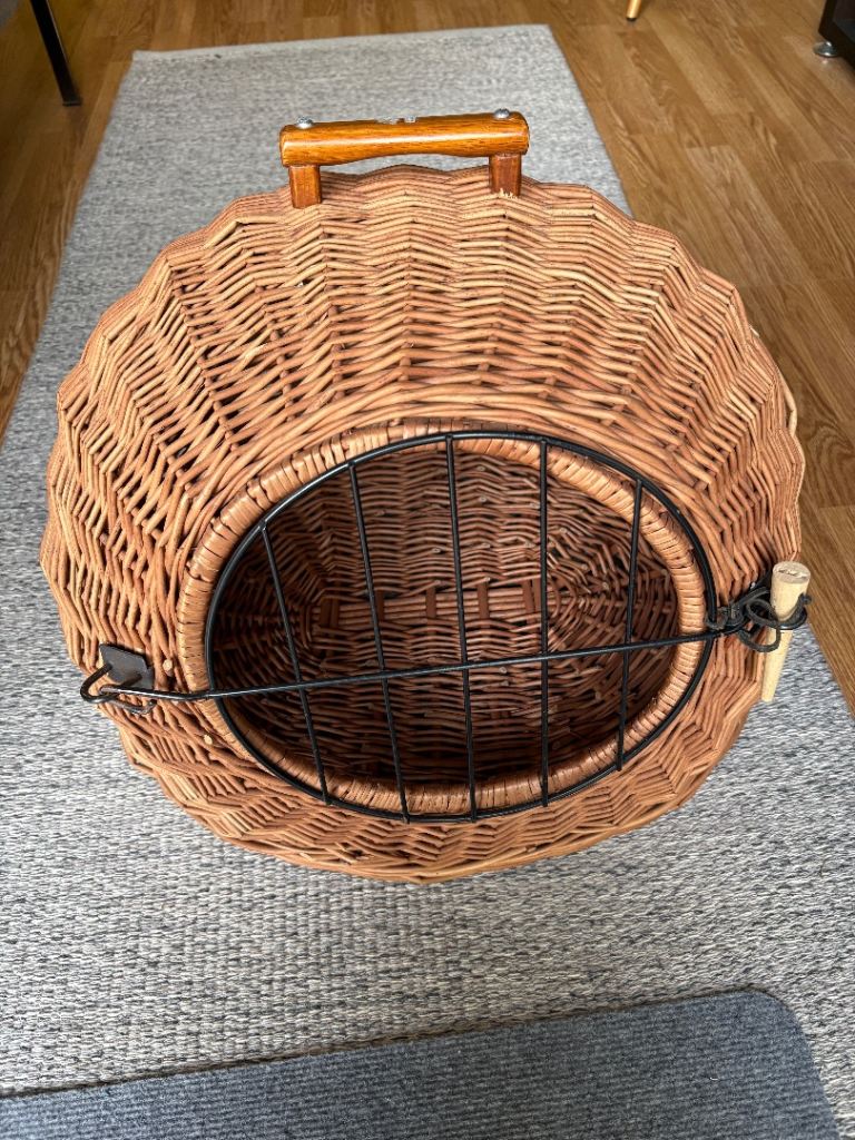 Wicker cat basket