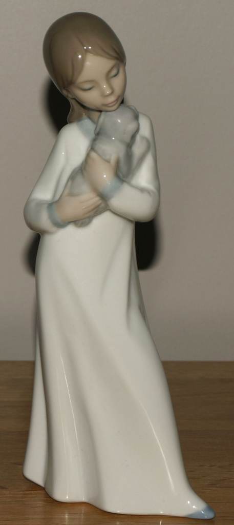 Vintage Nao by Lladro Girl in nightgown with puppy (563) Boxed