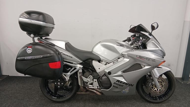 HONDA VFR 800 ** MOT APRIL 2026 - FULL LUGGAGE - CENTRE STAND  ** 