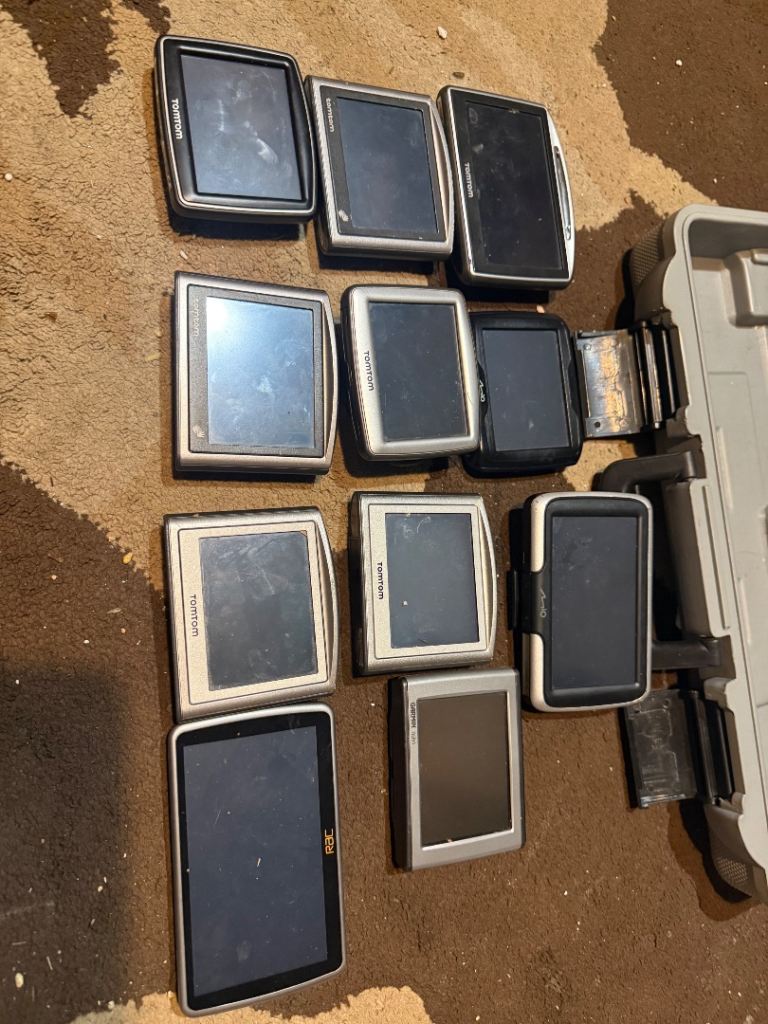 Job Lot TomTom GPS Devices and Mounts