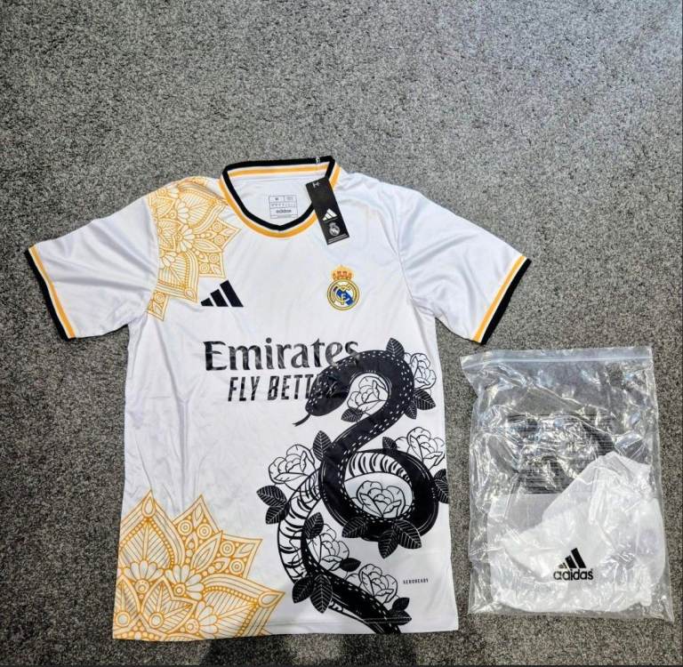 Real Madrid football shirt size M 