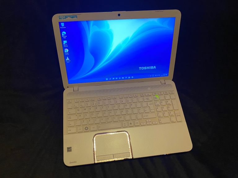 Laptop Toshiba 15.6 inch Window 11