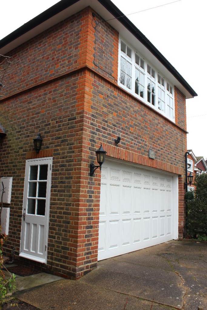 LARGE EXEC STUDIO + GARAGE+ PRIVATE RD    
