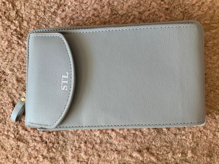 Cross body bag in mid grey. 