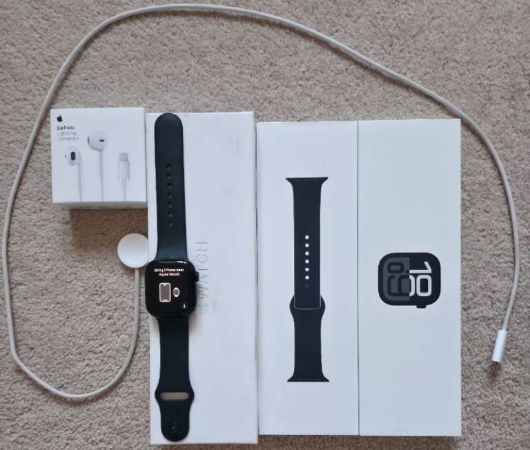 Apple Watch Series 10 42mm Black GPS 100% BH *MINT* + *SEALED* EarPods Lightning