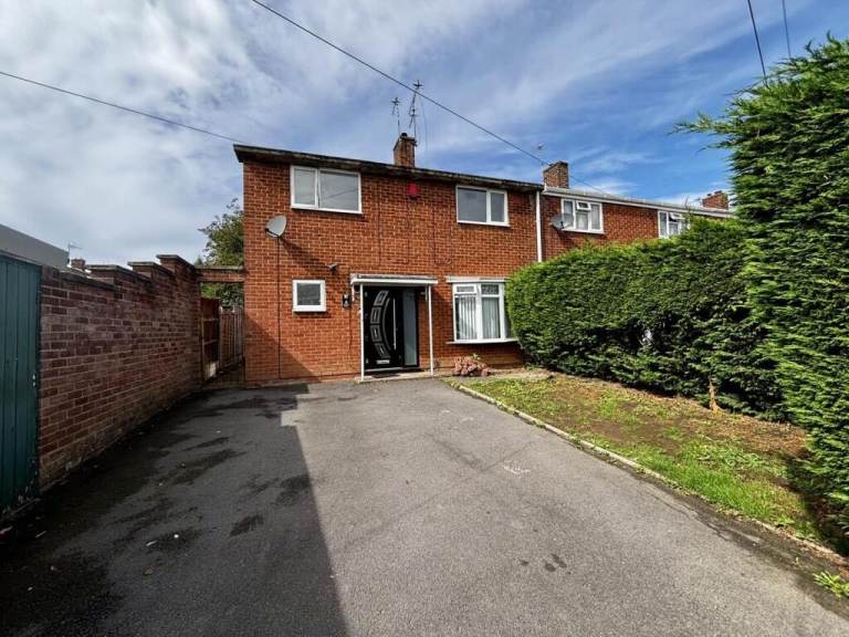 3-Bedroom House with Driveway & Garden | Highbury Green, CV10 9EN