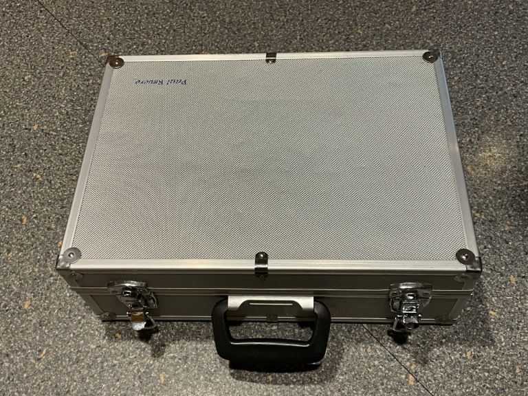 Aluminium case, foamed lined with removable accessories holder. BARGAIN PRICE thanks 🙏 