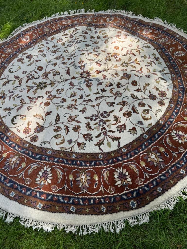 Handmade round wool rug