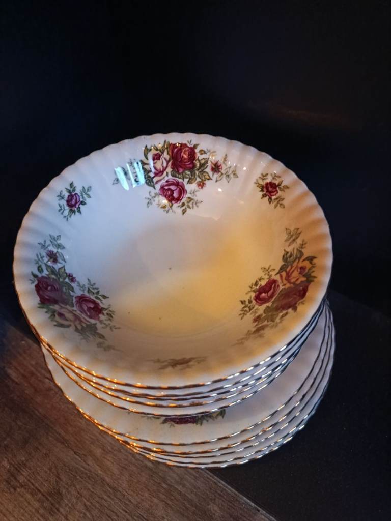 royal Doulton 'Old Roses' style small plates and bowls