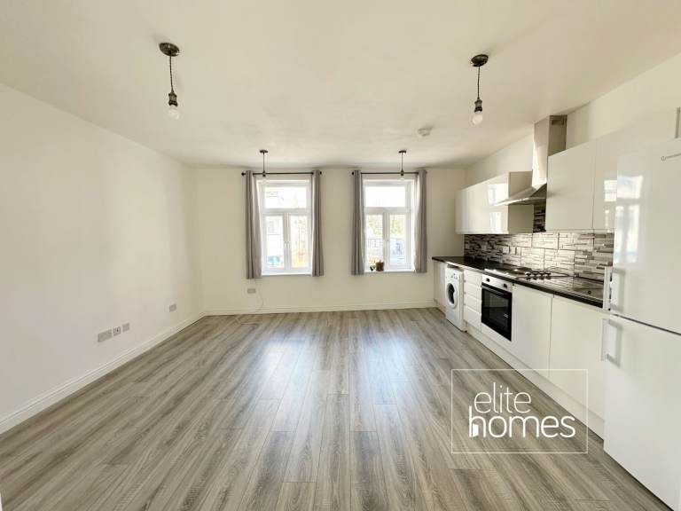 Large newly refurbished first floor One bedroom Flat in Turnpike Lane, N15.