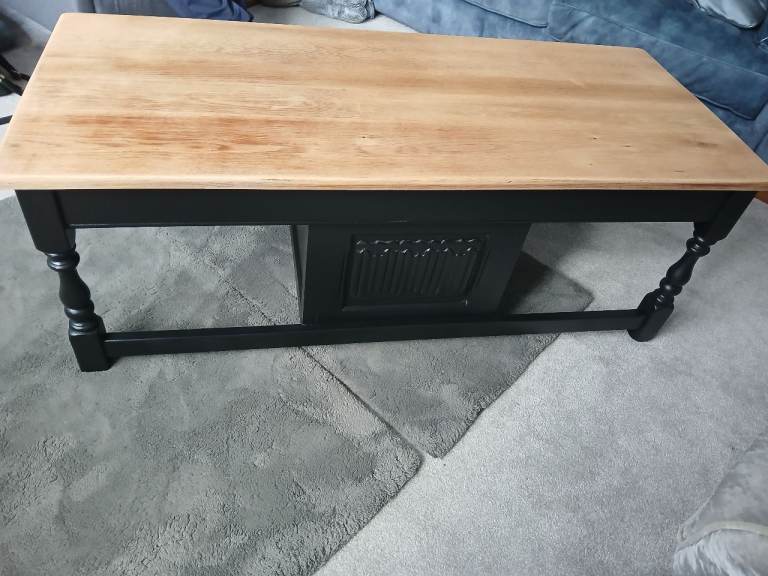 image for Stunning solid oak table 