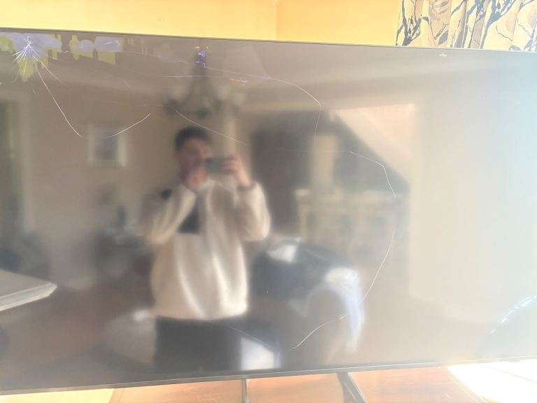 Samsung 65” UE65DU7100KXXU 4K Smart TV – Cracked Screen – For Parts / Spares