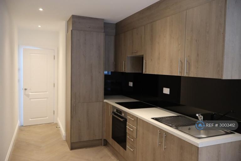 1 bedroom flat in Kingston Road, Epsom, KT19 (1 bed) (#3003412)
