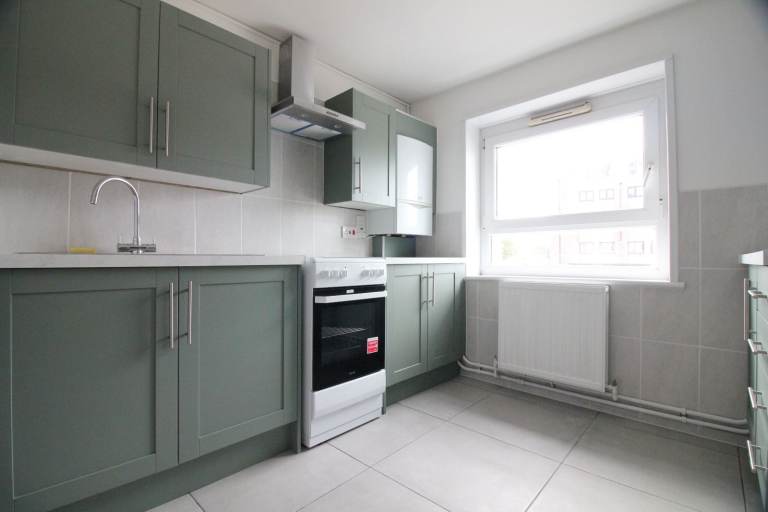 REFURBISHED ONE BED FIRST FLOOR FLAT WITH FREE PARKING- HOUNSLOW FELTHAM HEATHROW CRANFORD